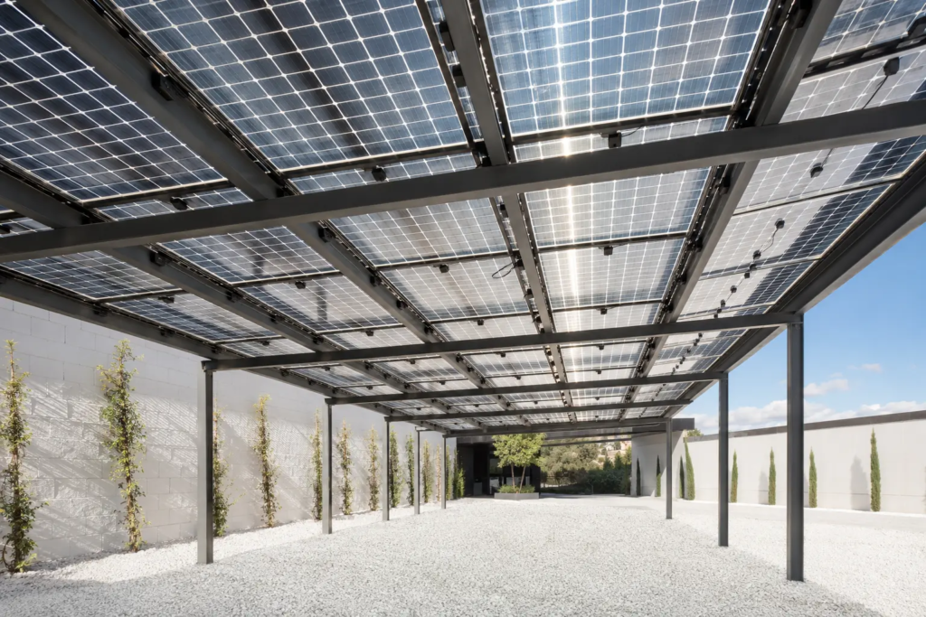 Paneles solares bifaciales elevados sobre grava blanca para aprovechar la luz reflejada por su cara trasera.