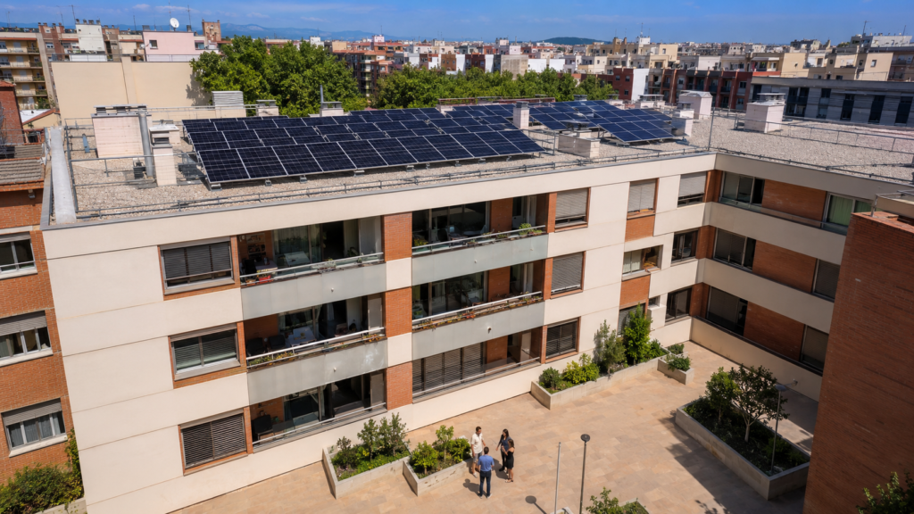 Autoconsumo solar colectivo con placas solares en la cubierta de una comunidad de vecinos.